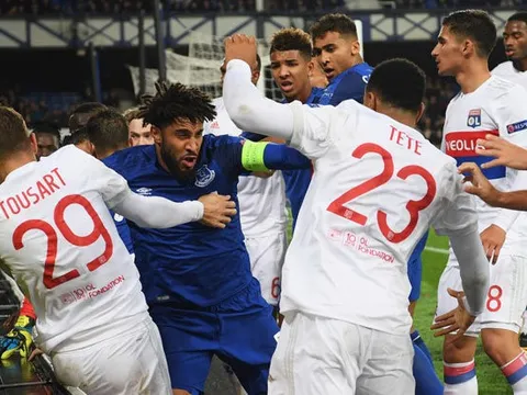 Tình huống loạn đả giữa Ashley Williams và cầu thủ Lyon