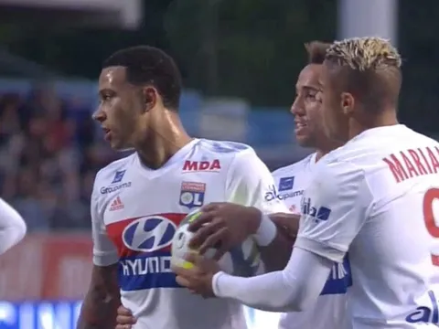 Tình huống panenka của Memphis Depay vào lưới Troyes