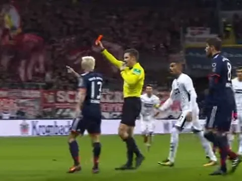 Tình huống trọng tài 'xóa thẻ' ngay trong trận đấu tại Bundesliga