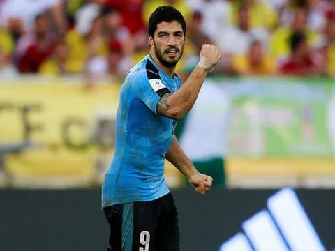 Tình huống va chạm dẫn đến Suarez phải rời sân trước Argentina