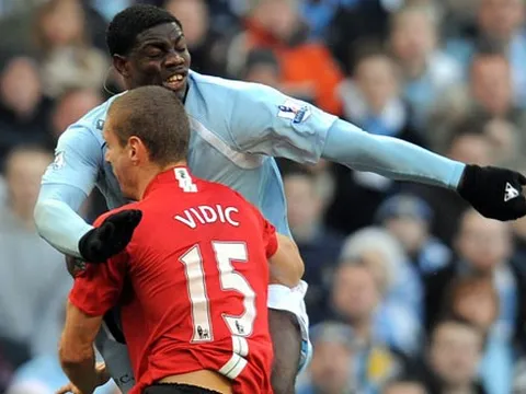 Tình huống Vidic bị đối thủ đạp vào người