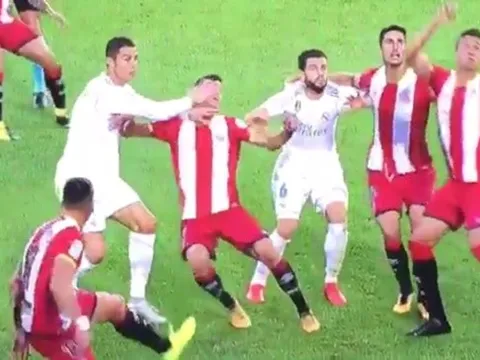 Tịt ngòi, Ronaldo còn bị tố chơi "đá bẩn"