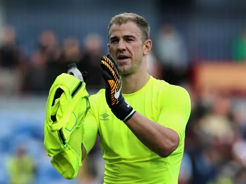 Joe Hart có nhiều pha kiến tạo hơn Oezil sau 8 vòng đầu tiên