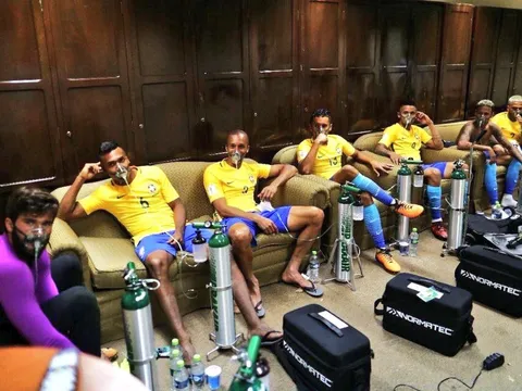 Toàn đội Brazil thở ô xy sau trận Bolivia