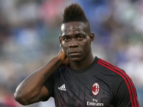 "Tôi đá Balotelli và đồng đội cậu ta đến đập tay ăn mừng với tôi"
