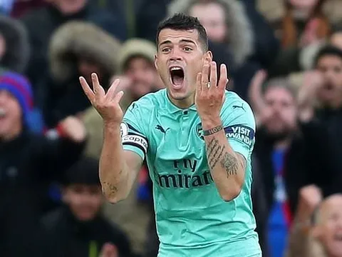 "Tôi hoàn toàn sửng sốt khi Xhaka đá hậu vệ trái"