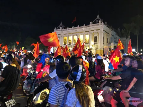CĐV Việt Nam xuống đường ăn mừng chiến thắng