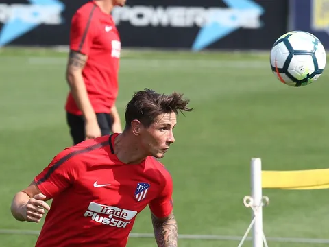 Torres cùng đồng đội chơi bóng chuyền bằng đầu trên sân tập