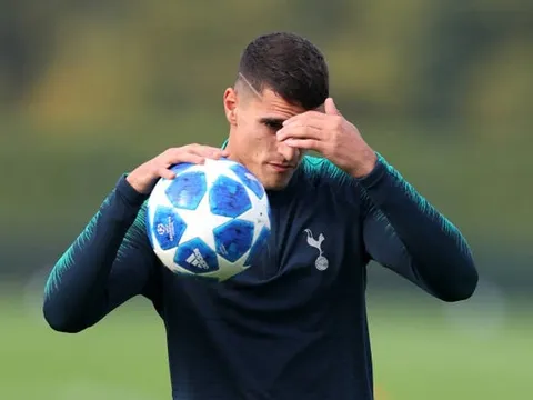 Tottenham "cùng đường", Lamela không giấu được nỗi thất vọng trên sân tập