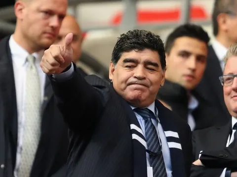 "Cậu bé vàng" Maradona hóa fan ruột của Tottenham