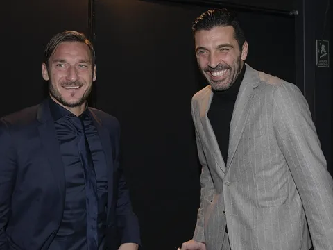 Totti hội ngộ 'người bạn già' trong ngày được vinh danh huyền thoại