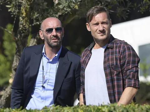Totti nhăn mặt theo dõi Bầy sói tập luyện
