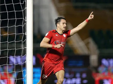 “Sát thủ” dính chấn thương, HLV Toshiya Miura lại “gặp hạn”