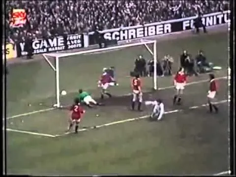 Trận cầu giữa Huddersfield vs Manchester United (1971)