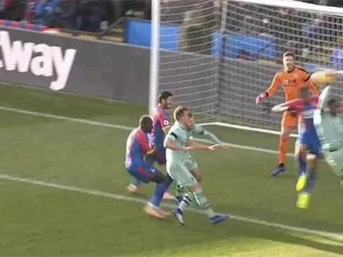 Tranh cãi: Lacazette dùng tay chơi bóng trước khi Aubameyang ghi bàn?