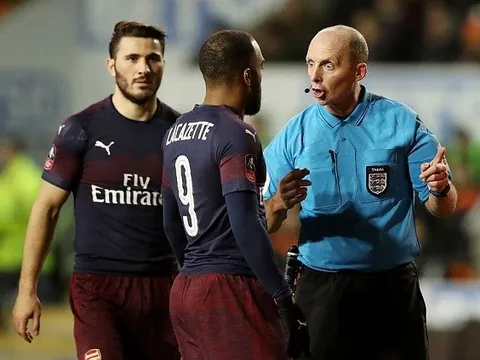 Tranh cãi với "khắc tinh" Mike Dean, Lacazette nhận được đồng cảm từ đồng đội