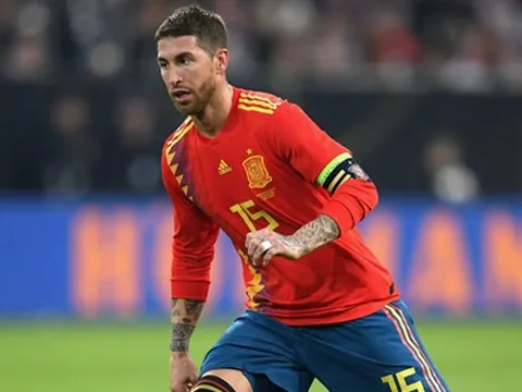 Trái ý CĐV, 'tương lai' Liverpool nói điều bất ngờ về Ramos và Real