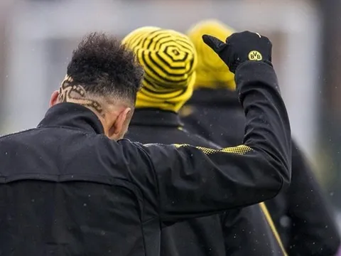 Trình làng tóc mới, Aubameyang 'quẩy' cực sung trên sân tập