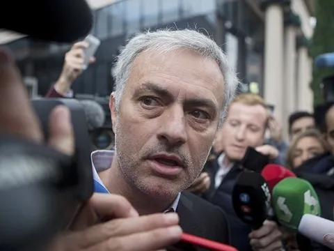 Trở lại Madrid, Mourinho bị vây kín vì cáo buộc trốn thuế
