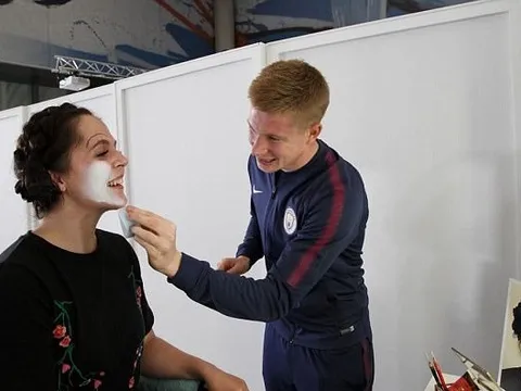Trở lại Man City, De Bruyne & đồng đội học cách... trang điểm