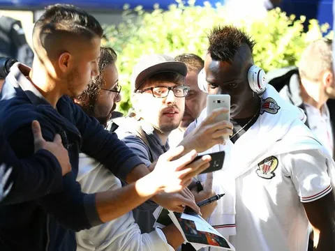 Trở về quê hương, Balotelli được fan nữ vây quanh
