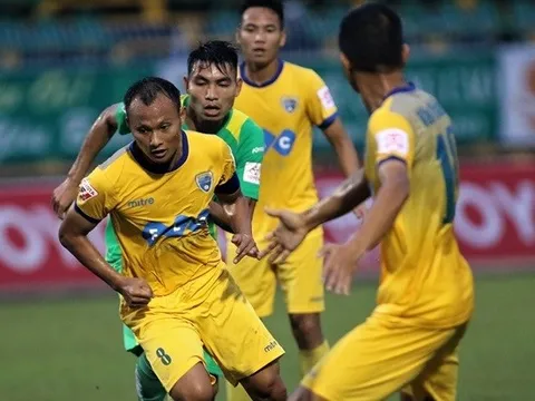 Trọng Hoàng “nhận quà” từ AFF ngay trên sân Thanh Hóa