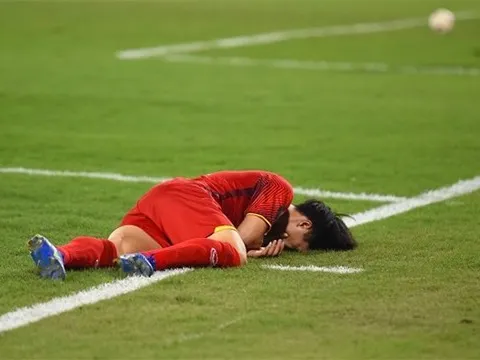 Trọng tài AFC chỉ lý do hậu vệ Mã đánh nguội Công Phượng vẫn thoát thẻ đỏ