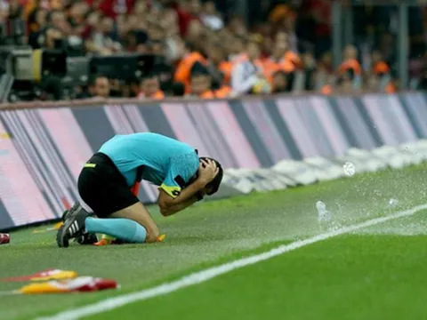 Trọng tài bị dội "bom nước" ở derby Istanbul