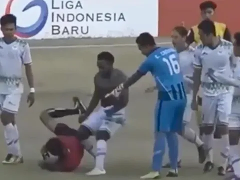 Trọng tài bị đá gục trên sân, bóng đá Indonesia hỗn loạn