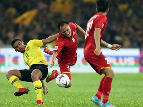 "Trọng tài không dám rút thẻ, ưu ái Malaysia"