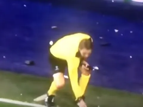 Trọng tài mệt mỏi vì 'nhặt tiền' trong trận đấu của Bayern
