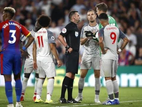 Trọng tài Oliver gây SỐC với một pha bóng trong trận Palace 0-2 Liverpool