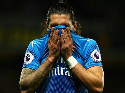 Troy Deeney: Arsenal thua vì Bellerin... tóc dài