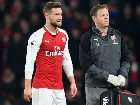 Trụ cột trở lại, Wenger vẫn không dám dùng