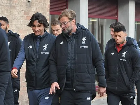 Trước đại chiến M.U, Klopp dắt dàn sao Liverpool đi dạo phố