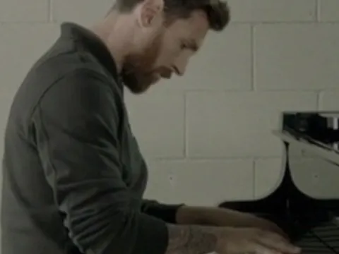 Trước thềm Champions League khởi tranh, Messi trổ tài chơi đàn piano