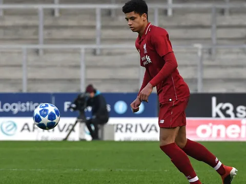 Truyền nhân 16 tuổi của Van Dijk sắp đi vào lịch sử Liverpool