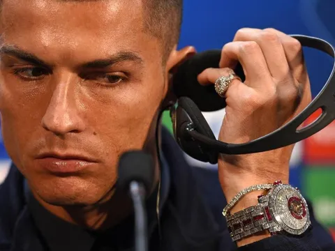 Truyền thông lóa mắt với đồng hồ toàn kim cương của Ronaldo