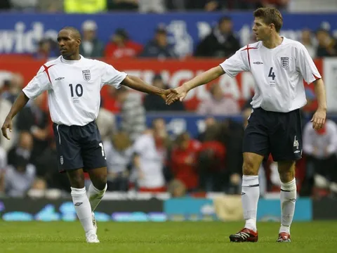 Từ đồng đội ở tuyển Anh, Jermain Defoe giờ là học trò của Steven Gerrard