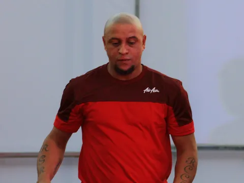 Huyền thoại Roberto Carlos so tài cùng Công Vinh trước trận Việt Nam gặp Malaysia