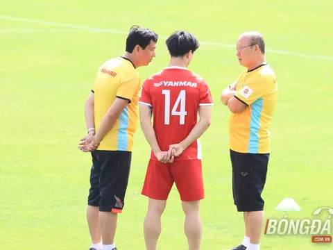 Chùm ảnh: HLV Park Hang-seo "chỉnh" Công Phượng trước khi lên đường sang Myanmar
