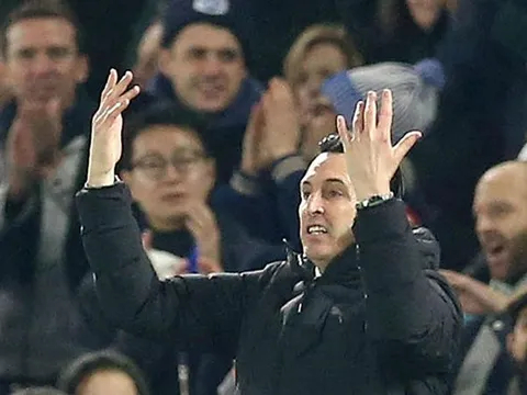 Tức giận vì Arsenal bị cầm hòa, Emery đá thẳng chai nước vào mặt CĐV Brighton
