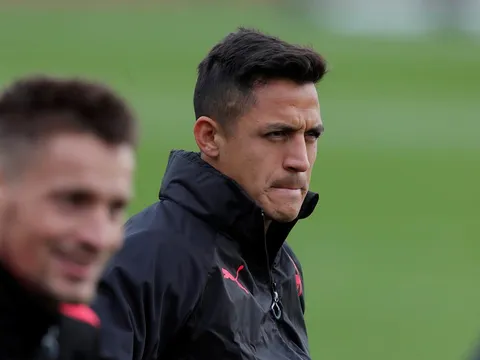 Tương lai chưa rõ, Sanchez và Ozil vẫn rất kiệm lời trên sân tập của Arsenal