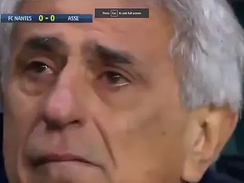 Tưởng nhớ Sala, HLV Nantes rơi lệ trong trận đấu với Saint-Etienne