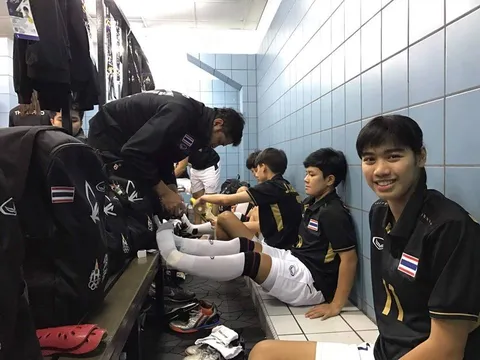 Tuyển Futsal Thái phải dùng toilet làm phòng thay đồ
