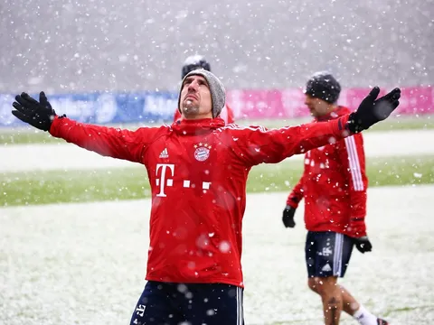 Tuyết rơi trắng xóa, sân tập Bayern Munich vẫn đón tin vui