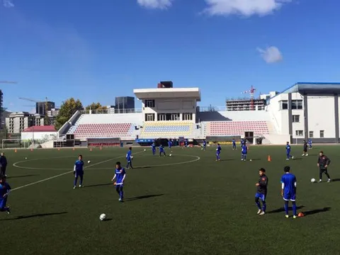 U16 Việt Nam làm quen sân cỏ nhân tạo ở vòng loại châu Á