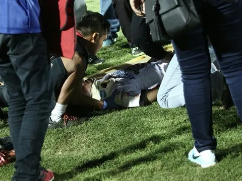 Cầu thủ U19 Indonesia lo ngại gãy xương cổ sau vụ loạn đả