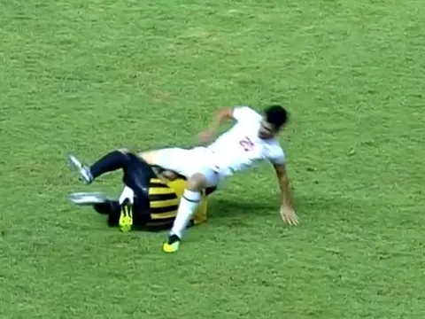 Cầu thủ U19 Malaysia khiến đối thủ dính chấn thương rợn người