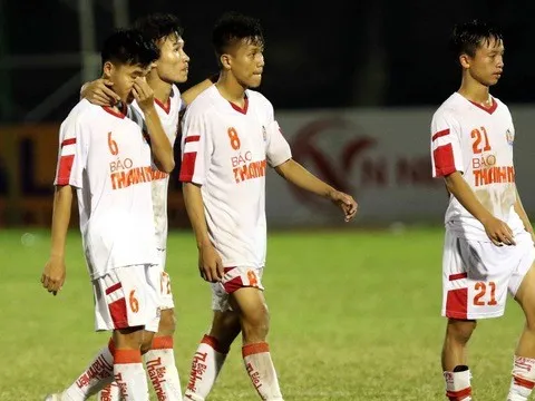 Trở thành cựu vương, thầy Công Phượng chỉ trích trọng tài